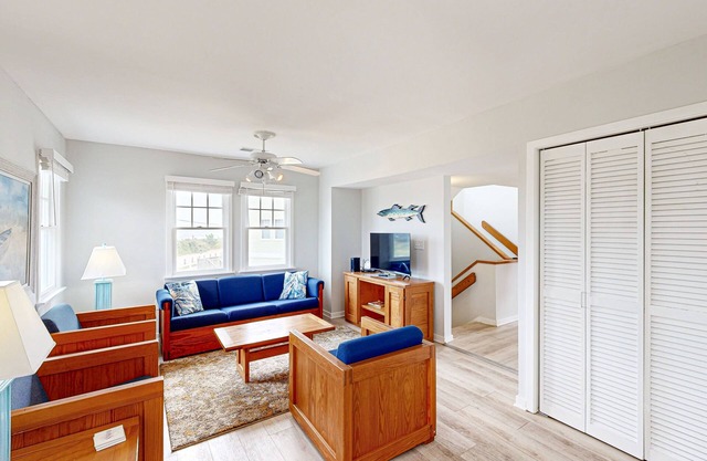 Dog-friendly townhouse with pool access, washer/dryer, fast WiFi, AC & ocean view