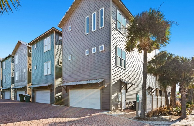 Dog-Friendly Townhouse w/ Free WiFi & Central A/C - Short Walk to the Beach!