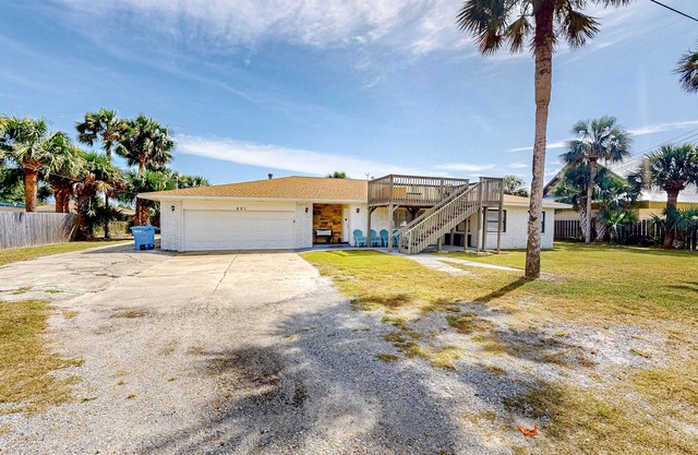 Dog-friendly home steps to beach with 2 kitchens, dressing room & game room
