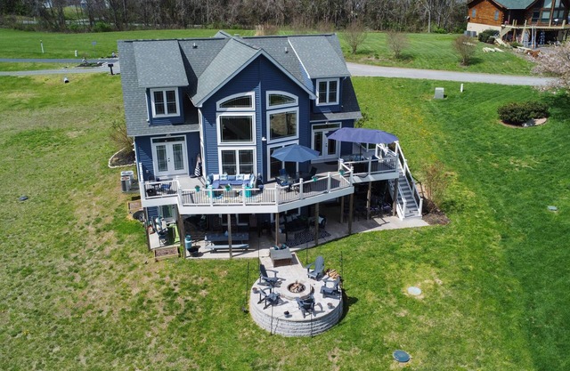 Dog friendly waterfront home restaurant boat rentals arcade putt putt ice cream