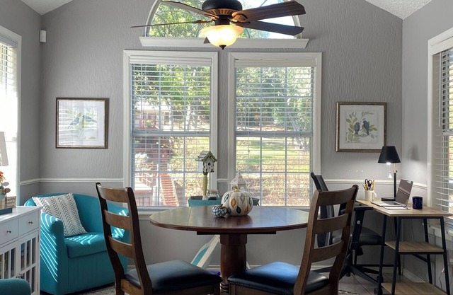 Dog & kid friendly! Backyard fishing! Boat slip! Kayaks! Dedicated workspace!