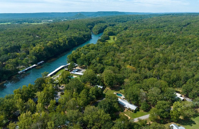Dog lovers.Fenced yard! Fire pit, Hot tub, wildlife, big deck and big fish!
