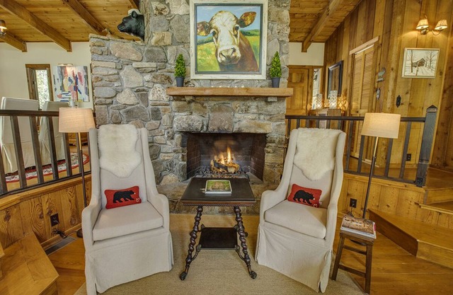"Dolly Lodge" - Private 2.5 Acres/Mid-Century Architecture