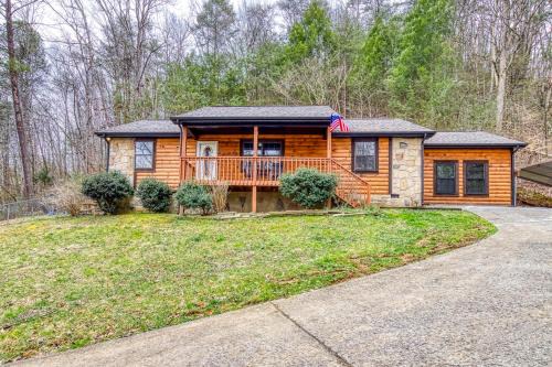 Dolly's Cozy Cabin, Hot Tub, FREE Attraction tickets , Game Room, Theater Room, Firepit!