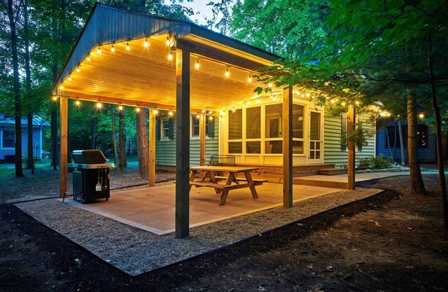 DollyBrook 2: Swimming Pool, Fire Place, Minutes to Lake Michigan, Dog Friendly
