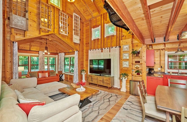 DollyBrook 5: Swimming Pool, Fire Place, Minutes to Lake Michigan, Dog Friendly