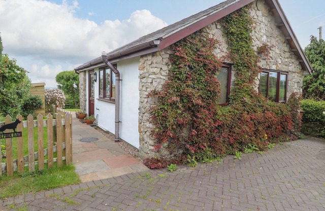 DOLPHIN BACH, pet friendly, with open fire in Dolphin