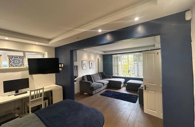 Don't wake me up. South London. Sleeps 6