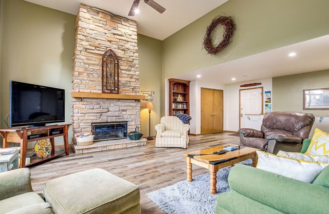 Door County Townhome: Pool Access, 1 Mi to Beach!