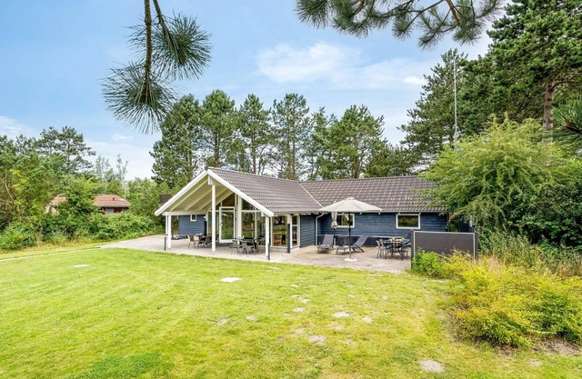 "Dorde" - 600m from the sea by Interhome