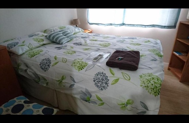 Double with shared bathroom sleeps 1-2 located 5 minutes from Heathrow dsbyr