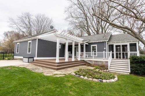 Douglas Cottage - Great location walking distance to both Douglas beach and Downtown!