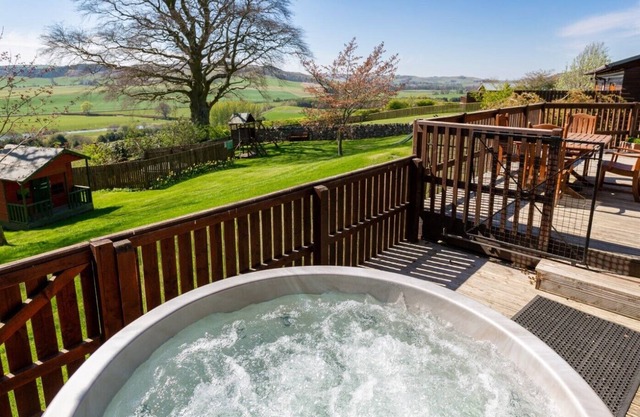 Douglas Fir Lodge with Hot Tub near Cupar, Fife