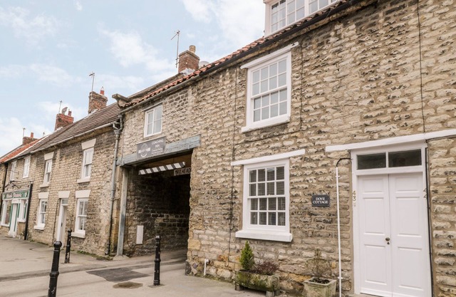 DOVE COTTAGE, pet friendly, character holiday cottage in Pickering