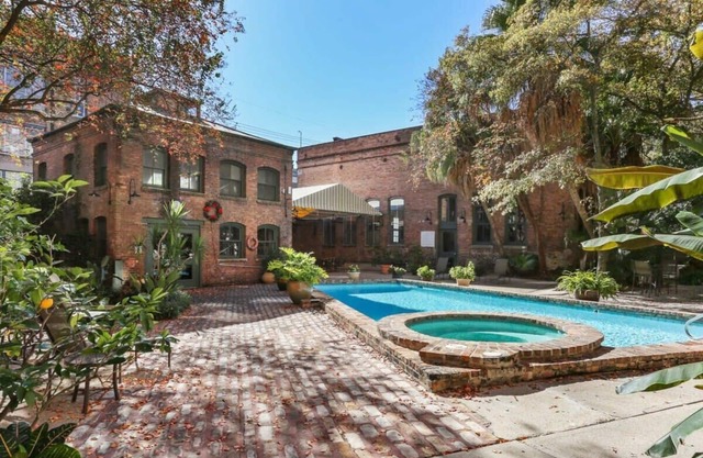 Downtown 1 bed + loft w Pool, gym, gated parking +