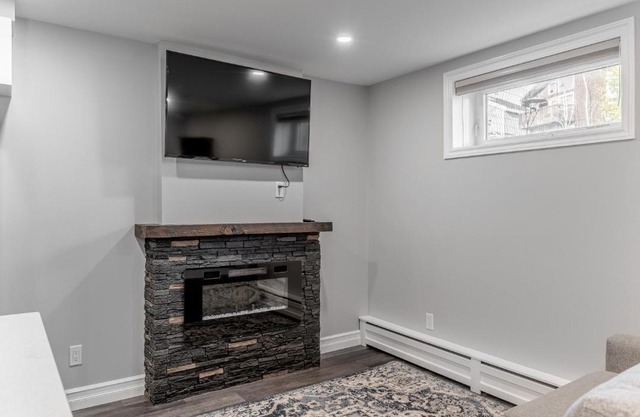 Downtown 1BR, 1Bath BSMT Suite