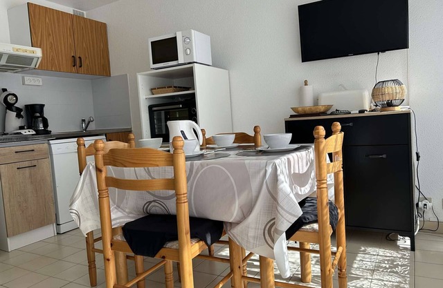 Downtown 1BR Apartment with Bunks, Near Beach & Port, Private Parking Included