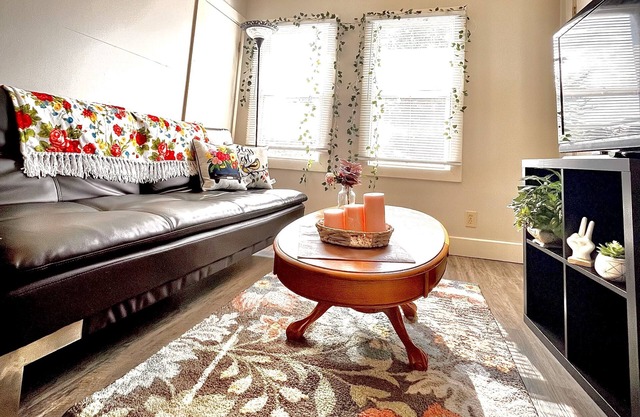 DOWNTOWN 2 BEDROOM OUTRÉ FLAT