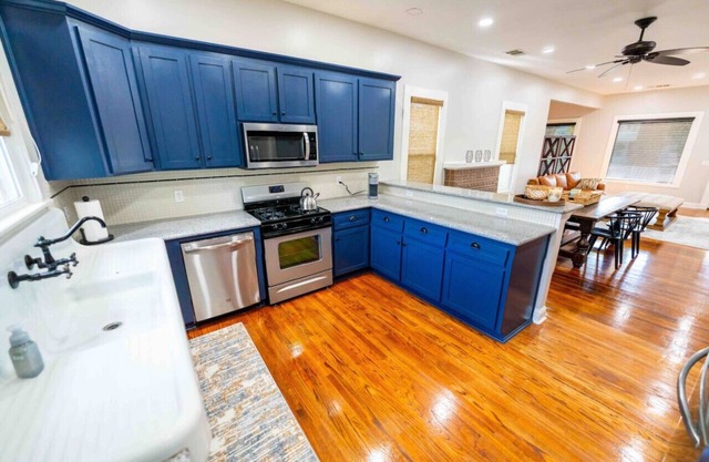 Downtown 3 bed newly renovated with amenities.
