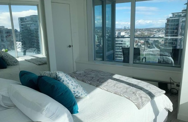 Downtown 3br/2ba+Views+Skytrain+Free Parking