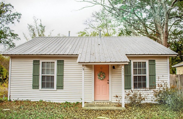 Downtown Access | Cozy | Covered Porch