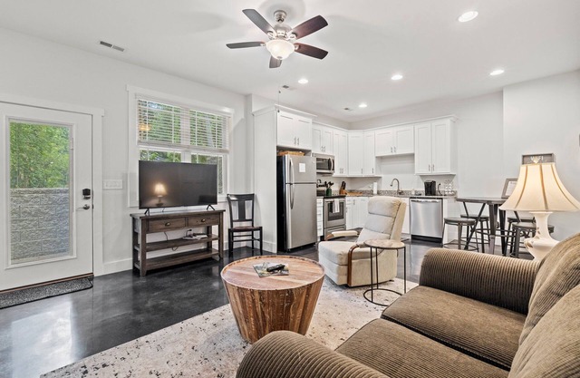Downtown Apartment- sleeps 4! Walk to Restaurants, Breweries & The Ecusta Trail