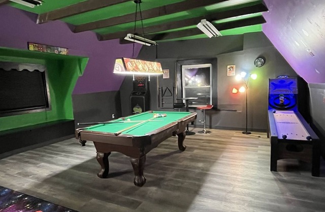 Downtown Apartment With Game Room! Walking Distance to Bars/Restaurants