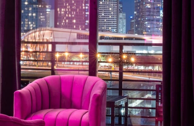 Downtown Apt-A Swift Walk to Broadway!