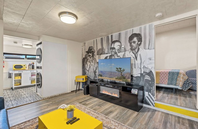 Downtown Blonde Bungalow w/Fully Fenced BIG YARD, AC, W/D, 2 Samsung Smart TVs