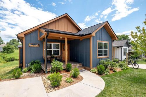 Downtown Brevard 5BR Retreat & Cyclists Dream