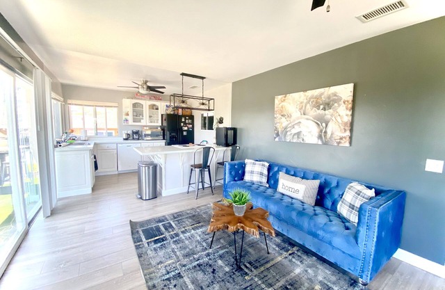 Downtown Charm: Sleek 3-Bed/3-Bath Top-Floor with Deck & Cityscape Views