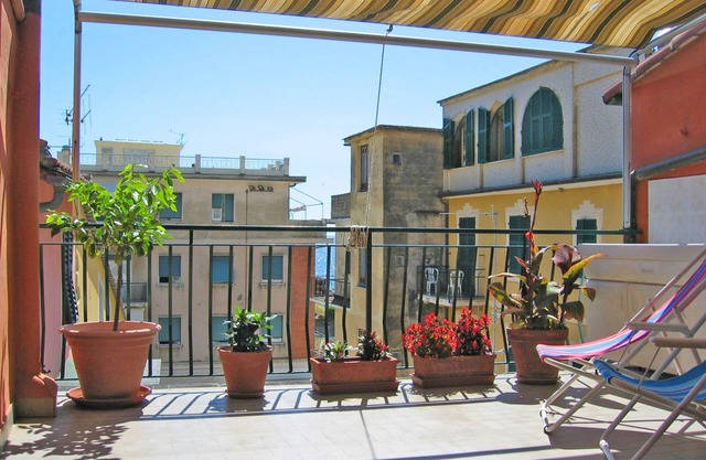 Downtown, close to the sea, great for your family!