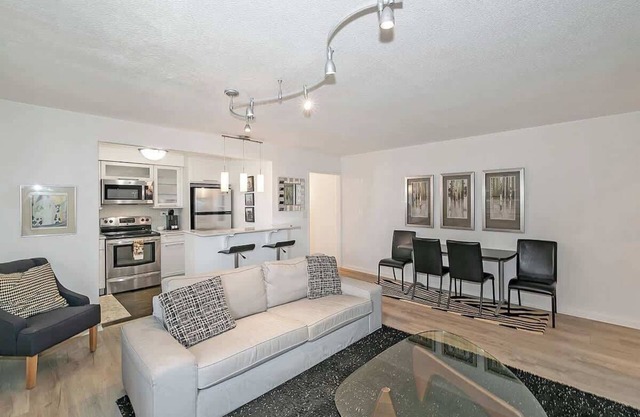 Downtown Condo Near GWCC & Coca-Cola, Walkable Location