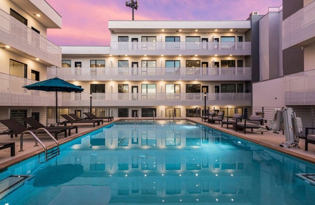 Downtown Condo! Pool is Open! Walk to the Gulch! Free Parking! Free HBO!