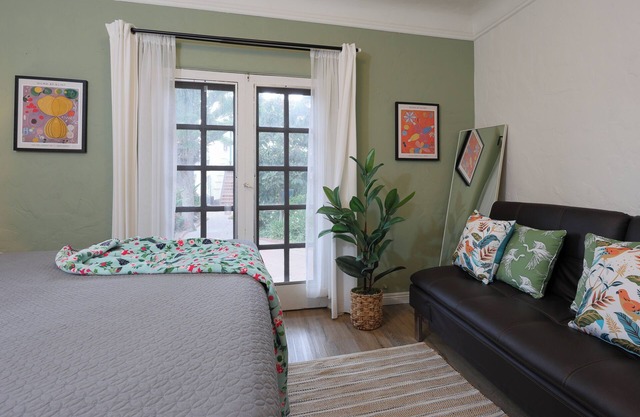 Downtown Cozy Home 10. mins drive to Disneyland