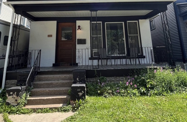 Downtown Duplex, Upper/Lower With Game Room! Central Location, Sleeps 14