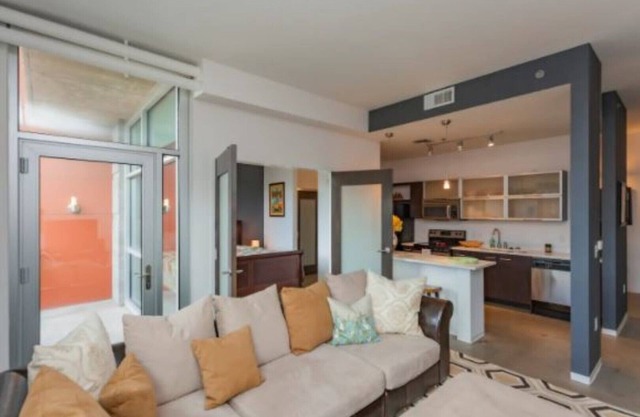 Downtown/East Nashville Condo, Perfect Location! Secure, Parking included.