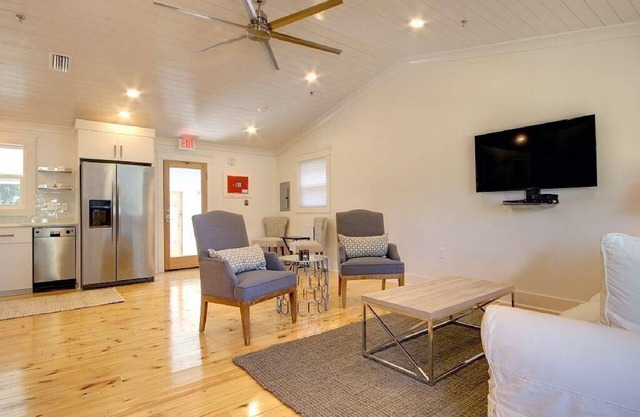 Downtown Fairhope Cottage-walking distance to everything!