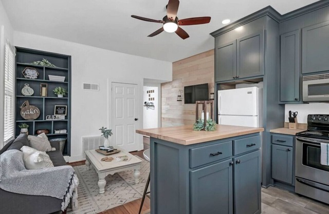 Downtown Farm Charm | Modern 1BR | Mins to USC