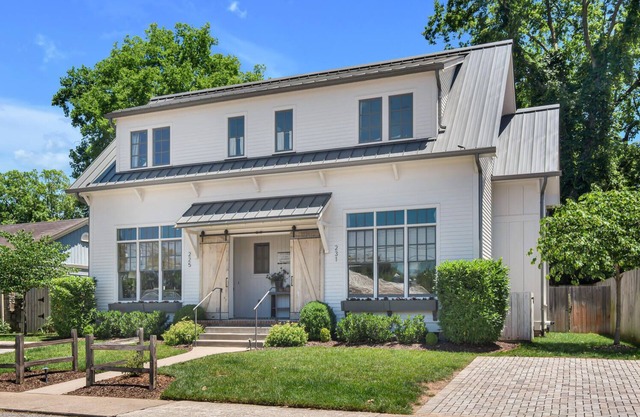 Downtown Franklin Farmhouse 2. Steps to Dining, Shops & Cafes