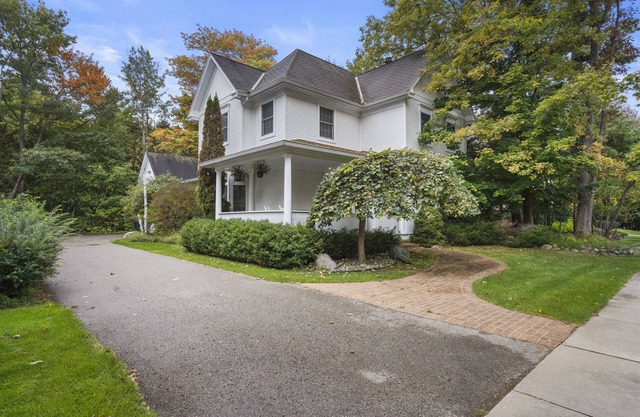 Downtown Harbor Springs! SECOND ST- Sleeps 10+ walk to Main St! 1/4 mile!