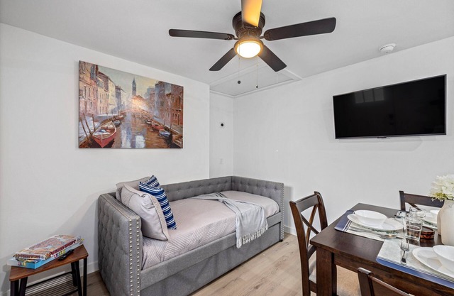 Downtown + Heights Flat | Games | TVs WiFi | Pets