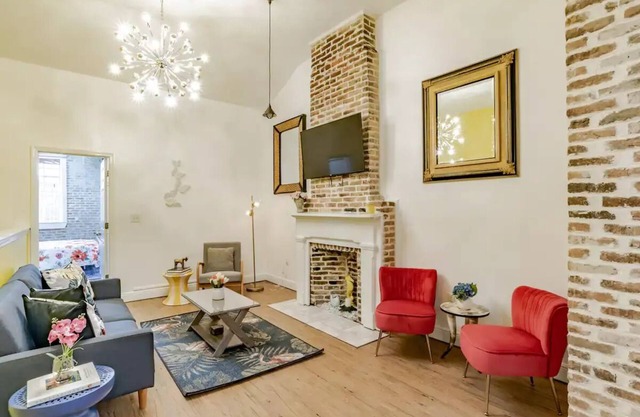 Downtown Historic District Apartment Walking Distance to Everything Quiet Street