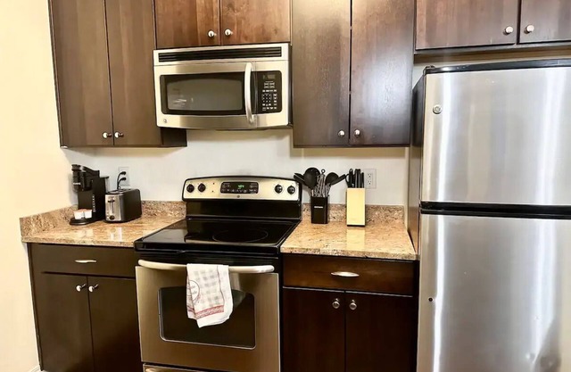 Downtown Indy Gem: 1BR w/Free Parkingn