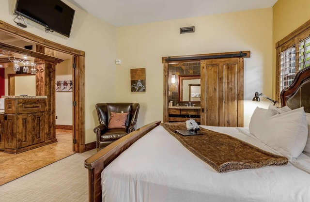 Downtown Jackson - 3 Bedroom Deluxe Suite
