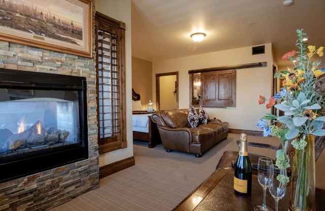 Downtown Jackson - Fireplace Suite