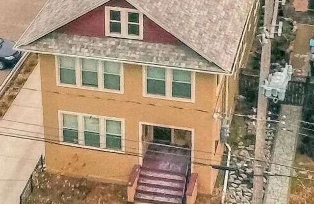 Downtown Kalamazoo Efficiency Apt. Over 1,000 5-star reviews. Host since 2015.