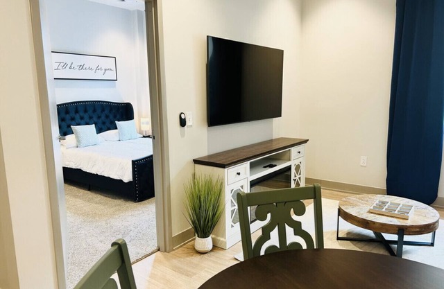 Downtown Lex Full Friends Condo