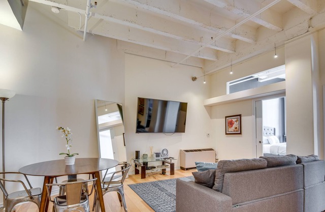 Downtown Los Angeles Condo w/ Shared Rooftop Pool!