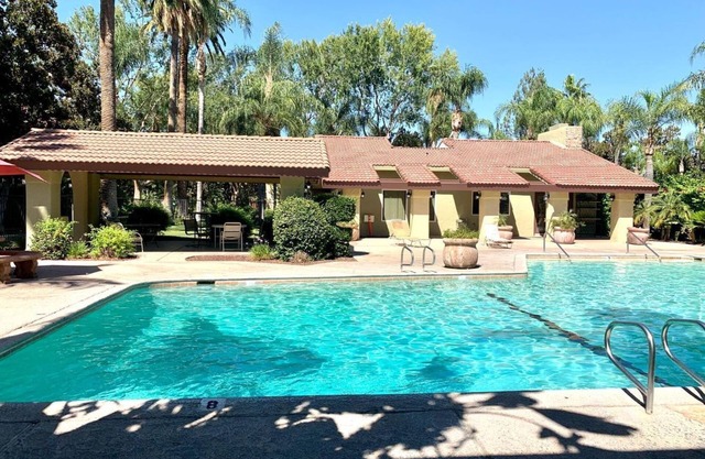 Downtown Luxury Condo. Gated, Updated w/Parking, Pool & Gym. Close to hospitals.